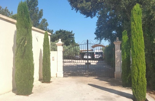 Saint-Saturnin-les-Avignon House | Gite " Au fond du jardin"