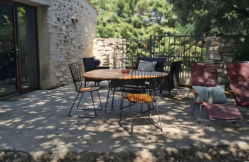 Solerieux Cottage | Gîte 'Gite De La Colline - 3 Pers' with Shared Pool, Wi-Fi and Air Conditioning