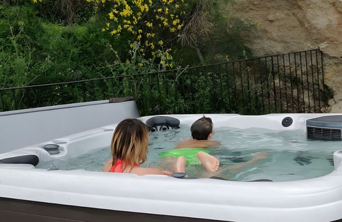 Solerieux Cottage | Gîte 'Gite De La Colline - 3 Pers' with Shared Pool, Wi-Fi and Air Conditioning