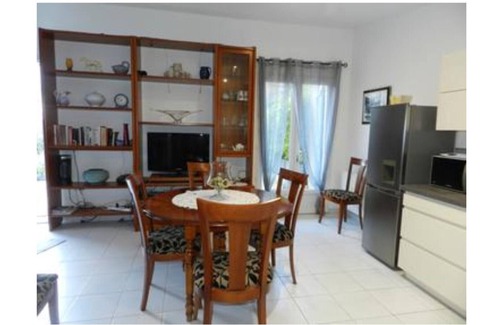 Laree Cottage | Gîte 'Gite Isis' with Private Terrace, Shared Garden and Wi-Fi
