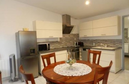 Laree Cottage | Gîte 'Gite Isis' with Private Terrace, Shared Garden and Wi-Fi