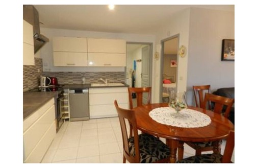 Laree Cottage | Gîte 'Gite Isis' with Private Terrace, Shared Garden and Wi-Fi