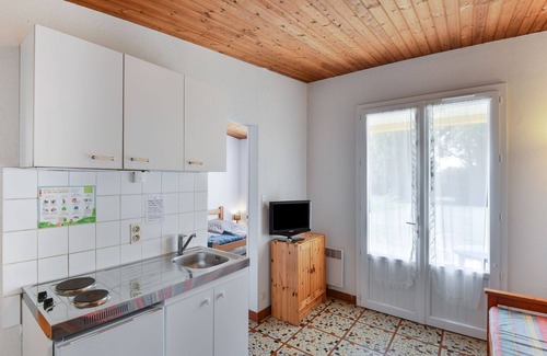 Saint-Savinien House | Gîte in a holiday park with pool
