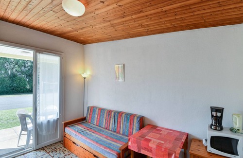Saint-Savinien House | Gîte in a holiday park with pool