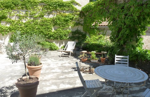 Banne Apartment | Gite in old house in vineyard.