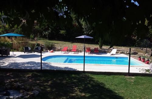 Saint-Cannat Apartment | Gîte in the Aix countryside, 5 minutes from La Barben zoo, pets welcome