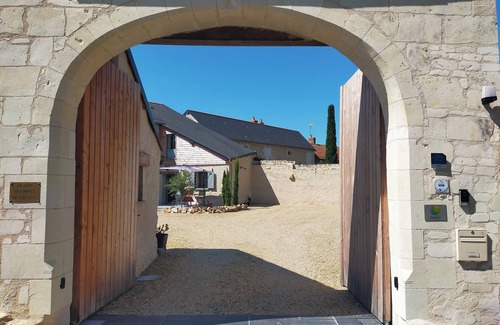 Distre House | GÎTE L'OASIS 10' from Saumur, the Château, the Cadre Noir and the freeway