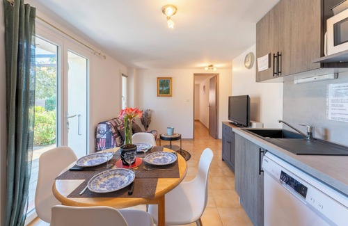 Vaison-la-Romaine Cottage | Gîte 'L'oustaou Du Clos' with Shared Pool, Wi-Fi and Air Conditioning