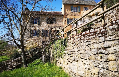 Gorges du Tarn Causses House | Gîte La Glycine: calm and greenery for families and pet owners.