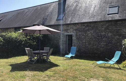 Nevez House | Gite "Le Corbelet" in 18em farmhouse with beach access and coastal path on foot