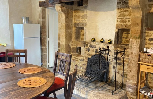 Vindefontaine House | Gite Le Cygne. Recently converted dependance in quiet village