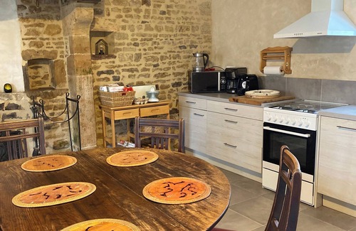 Vindefontaine House | Gite Le Cygne. Recently converted dependance in quiet village
