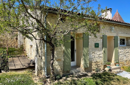 Grezillac House | Gîte Le Moulin, bucolic garden and swimming pool in the heart of the vineyards