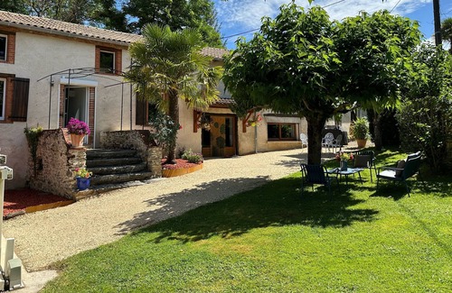 Almayrac House | GITE LE RUISSEAU DU BEJEAN with swimming pool and wooded grounds