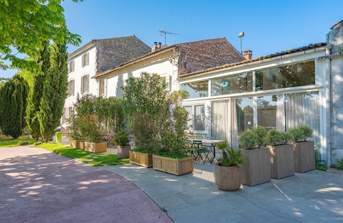 Saint-Romain-de-Benet Cottage | 'Gîte Le Sun House' with Shared Pool, Private Terrace and Wi-Fi