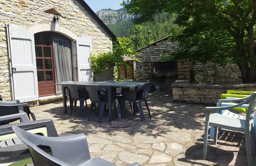 Gorges du Tarn Causses Cottage | Gite "Les Osiers" sleeps 4 to 10, near river 8km Ste Enimie and Ispagnac.