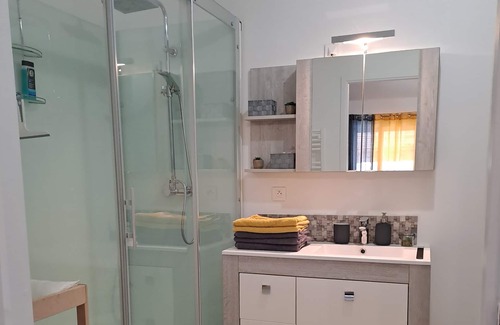 Juniville House | Gite Lucien with heated indoor pool near Reims