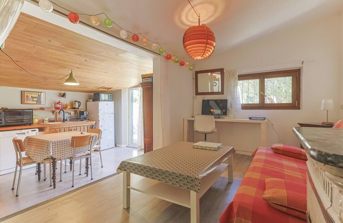 Lorgues Cottage | Gîte Nature in Lorgues, is a charmingly renovated holiday home for 4 people with a pool.