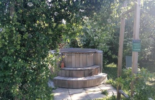 Crespian House | Gite neuf avec accès sauna, bain a remous