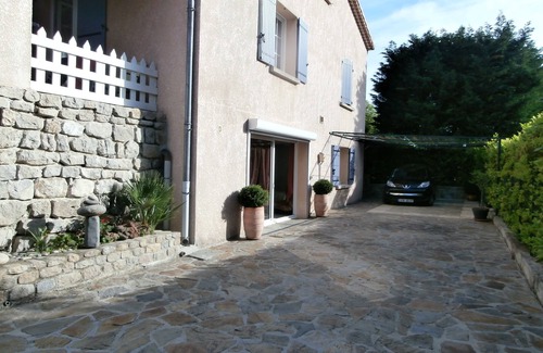 Aubenas Apartment | Gite on garden level