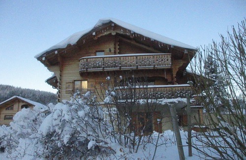 Habere-Poche Ski Chalet | Gîte on the ground floor of a real wooden chalet, a former painter's studio.