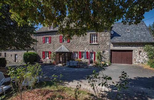 Saint-Bonnet-de-Salers Cottage | Gite Saint-Bonnet-de-Salers, 6 bedrooms, 14 persons
