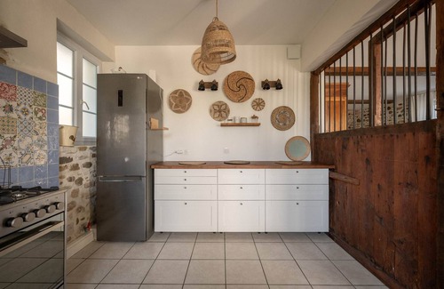 Lucq-de-Bearn House | Gîte sleeps 10, with indoor swimming pool ideal for families