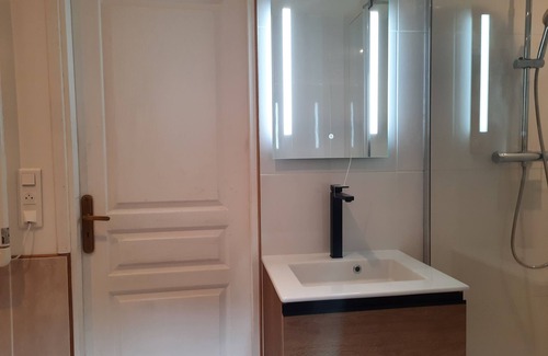 Loubressac Apartment | Gîte/Studio sleeps 2 with enclosed garden (pets welcome) and large shower.