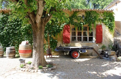 Maubec Apartment | Gîte Tilleul - in the Provencal farmhouse of Domaine Faverot
