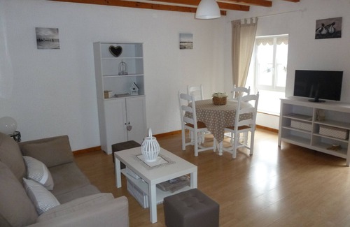 Saint-Vaast-la-Hougue Apartment | Gite with terrace, sheltered from the wind, not overlooked, 200m from a beautiful beach.