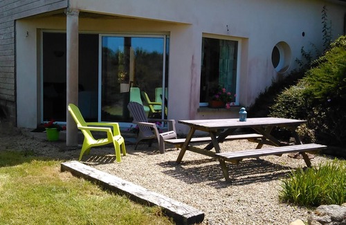 Tredrez-Locquemeau Cottage | Gite with garden by the sea