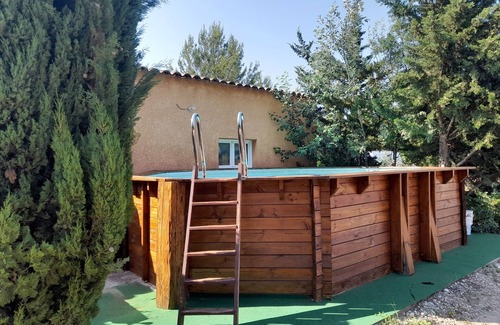 Saint-Cannat House | Gite with swimming pool in the countryside, near Aix-en-Prov, pets welcome.