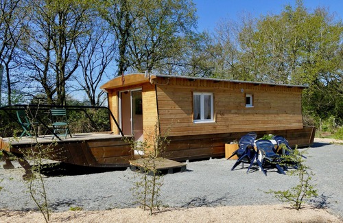 Saint-Martin-du-Fouilloux Ski Chalet | Gites Atypiques Forme Toues Cabanées de Loire Avec Étang de Pêche