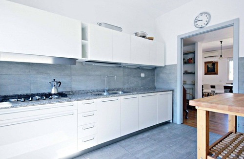 Aventine Apartment | Giulietti 2250, Bright 3 Br Flat With Balcony By Halldis