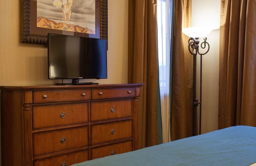 Lake Delton Resort | Glacier Canyon Resort With Free access to WaterParks and other Amenities