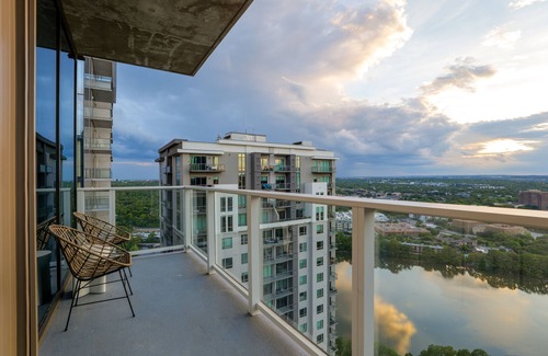 East Cesar Chavez Condo | Glam DT Penthouse - DT & Lake View! Sleeps 8