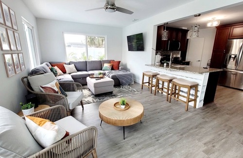 Venice House | Glamorous 3BR/2BA Pool House in Venice -8min from Beach