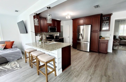 Venice House | Glamorous 3BR/2BA Pool House in Venice -8min from Beach