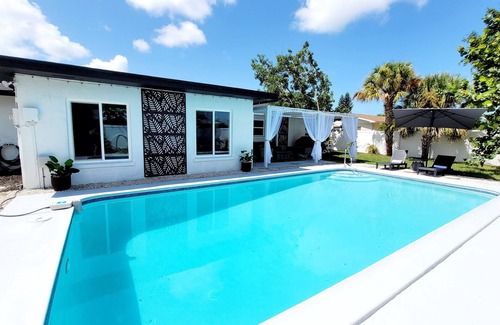 Venice House | Glamorous 3BR/2BA Pool House in Venice -8min from Beach