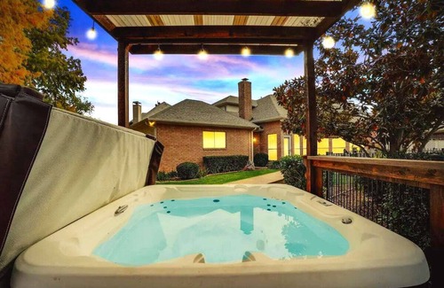Southwest Carrollton House | Glamorous 4BR Home with Pool, Hot Tub & Grill
