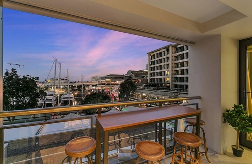 Auckland Central Business District Apartment | Glamorous Getaway - Heart of the Viaduct 'Quays'