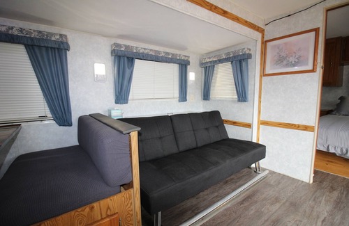 Manchaca House | ⛺️ Glamping Experience Close to Austin (30' Sportsmen)