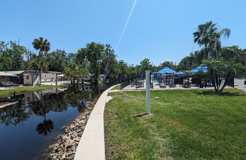 Homosassa House | Glamping in the heart of the Nature Coast! RV sleeps 6, many amenities onsite!