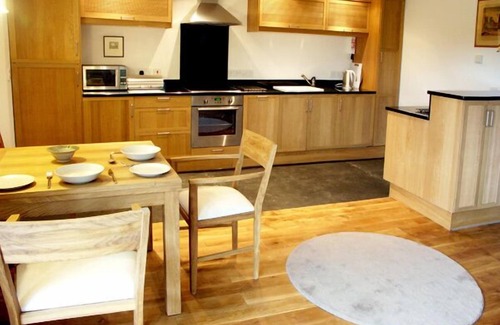 Hendrerwydd Cottage | GLAN CLWYD ISA - CAE CALED COTTAGE, pet friendly in Bodfari