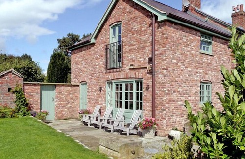 Hendrerwydd Cottage | GLAN CLWYD ISA - CAE CALED COTTAGE, pet friendly in Bodfari