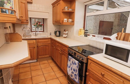 Ystradgynlais Cottage | GLAN YR AFON, pet friendly, with a garden in Ystradgynlais