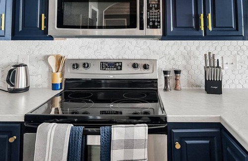 Northport House | Glaring & Modern 3BR 2BTH Home 13 Min DT Stadium - Lux Backyard