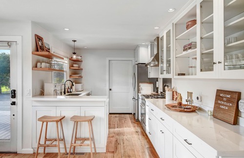 Glen Ellen House | Glen Ellen Wine Country Cottage -Hot Tub-Yoga Yurt-EV Charger-Organic Vineyard