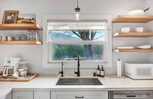 Glen Ellen House | Glen Ellen Wine Country Cottage -Hot Tub-Yoga Yurt-EV Charger-Organic Vineyard