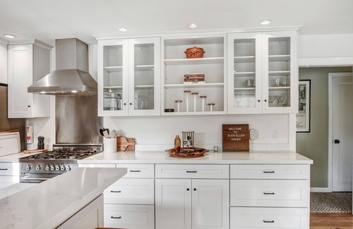 Glen Ellen House | Glen Ellen Wine Country Cottage -Hot Tub-Yoga Yurt-EV Charger-Organic Vineyard